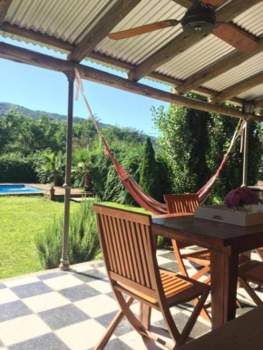 CASA CON HERMOSA VISTA CON PILETA Y PARQUE PRIVADOS